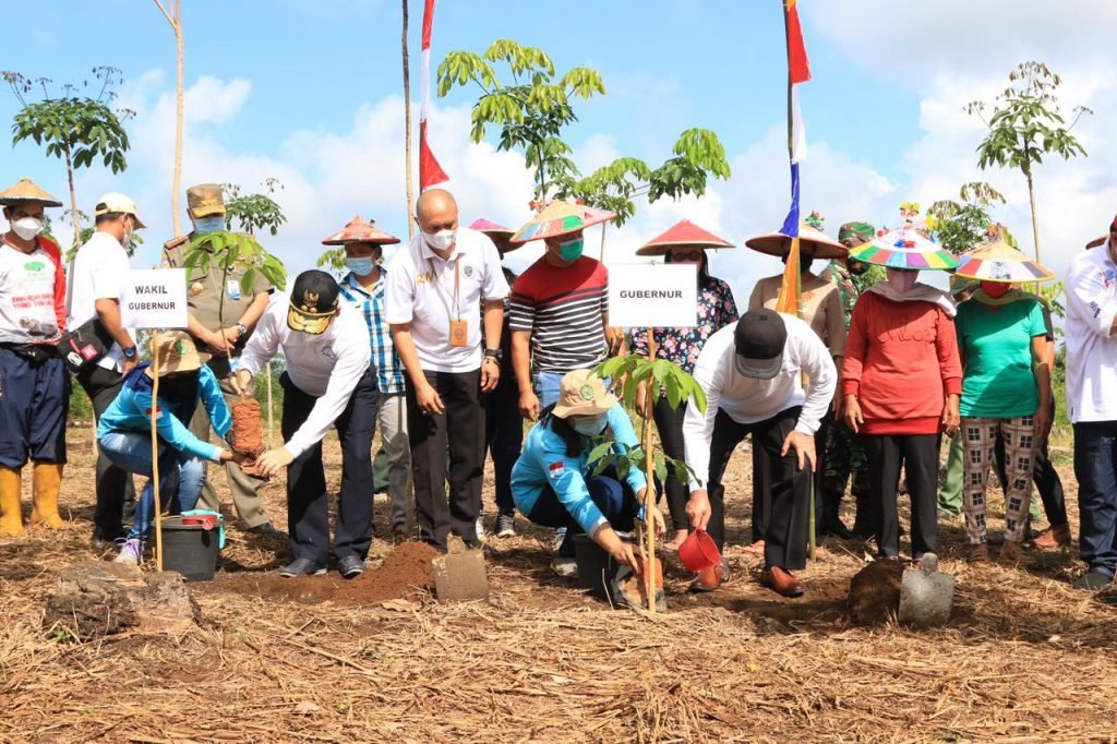 Isran Noor Bersama Hadi Menemui Petani Karet Juaq Asa