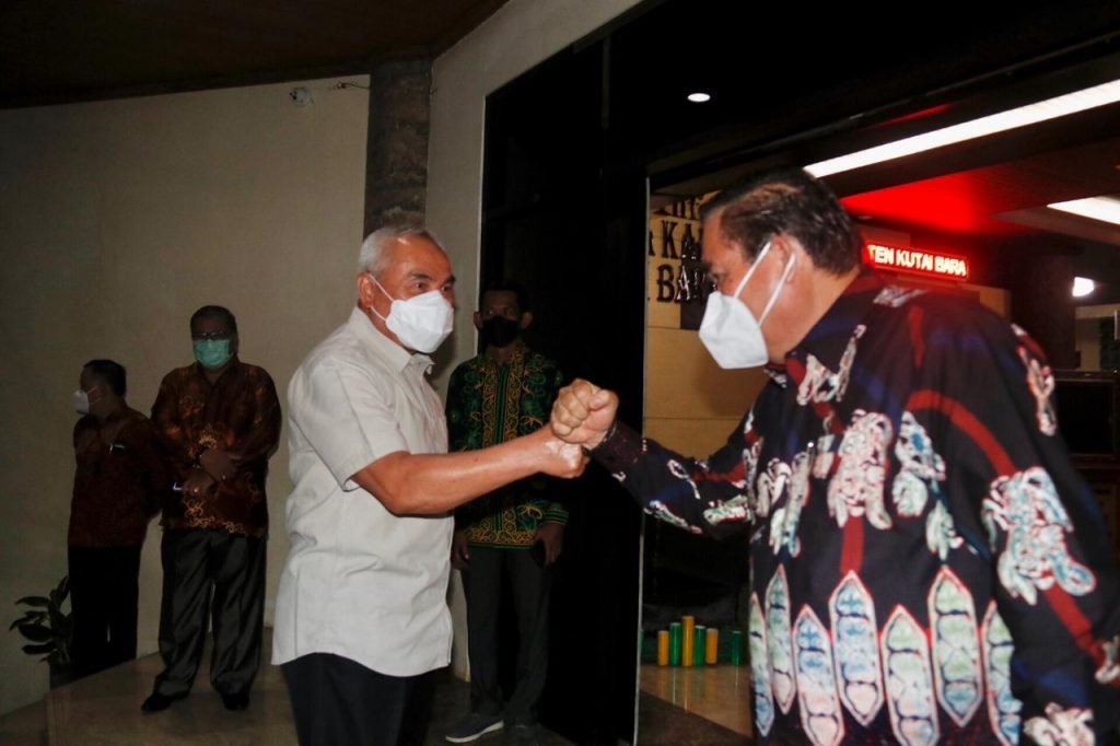 Bupati Yapan Curhat ke Isran Noor