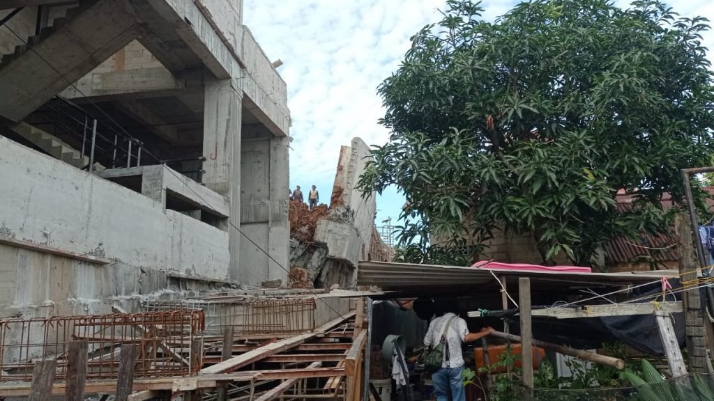 Tembok BCM Hampir Roboh, Tiga Rumah Warga Terancam