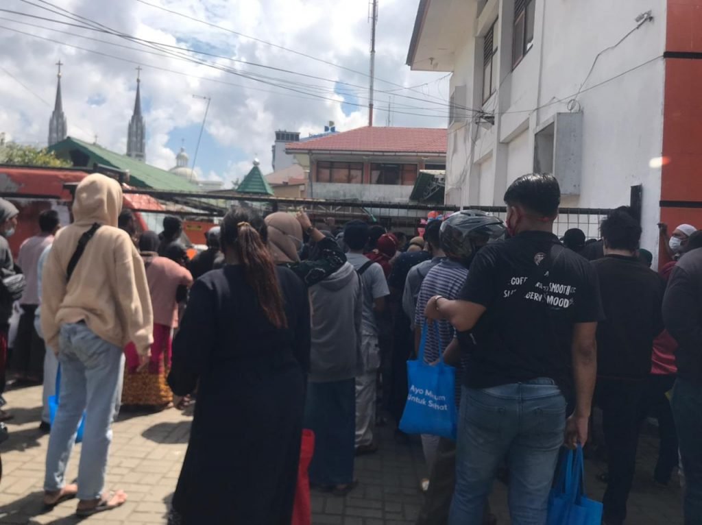 Warga Berjubel Antre BLT dan Bantuan Beras di Kantor Pos Samarinda