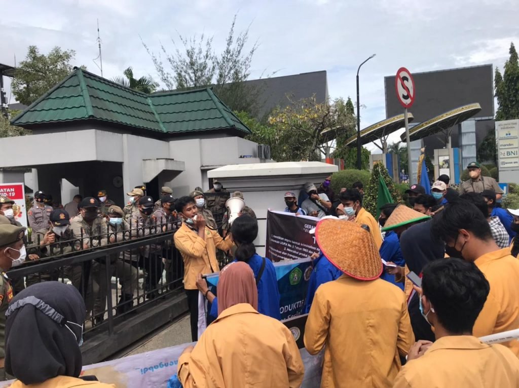 Usung Kekecewaan, Puluhan Mahasiswa Rayakan Hari Tani Nasional di Depan Kantor Gubernur