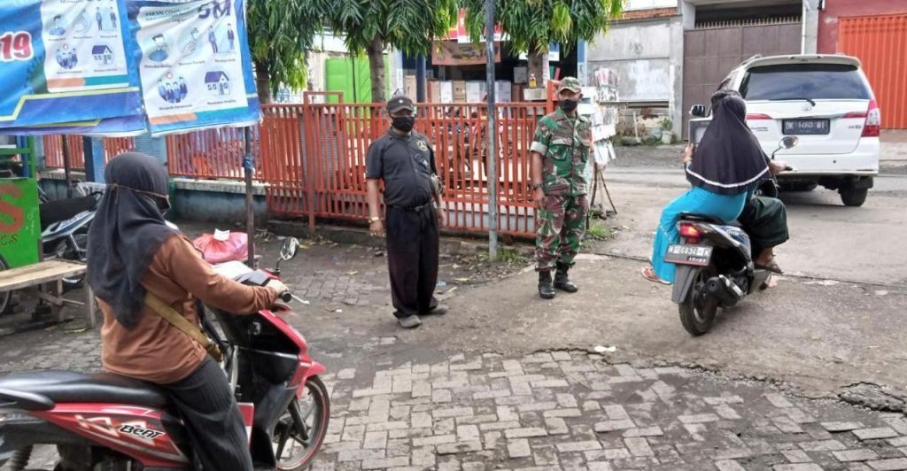 Koramil dan Satgas Covid-19 Probolinggo Ingatkan Prokes di Pasar Maron