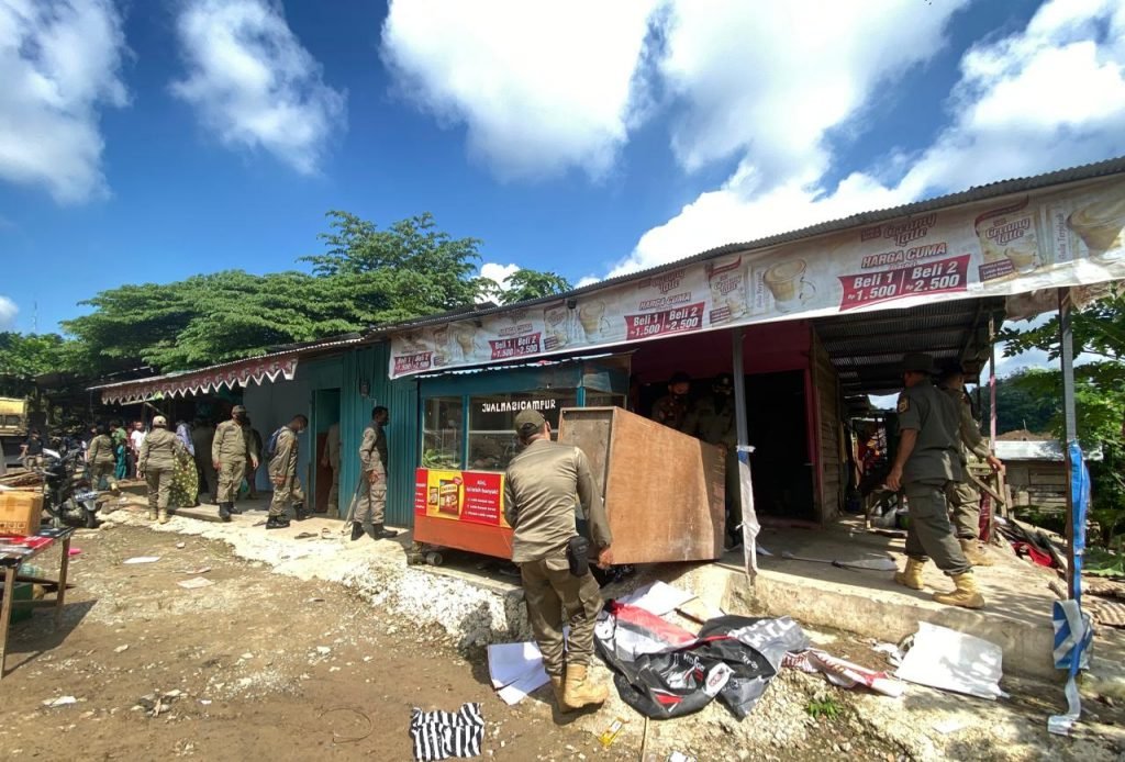 Puluhan Lapak PKL di Polder Air Hitam Dibongkar Paksa Satpol PP