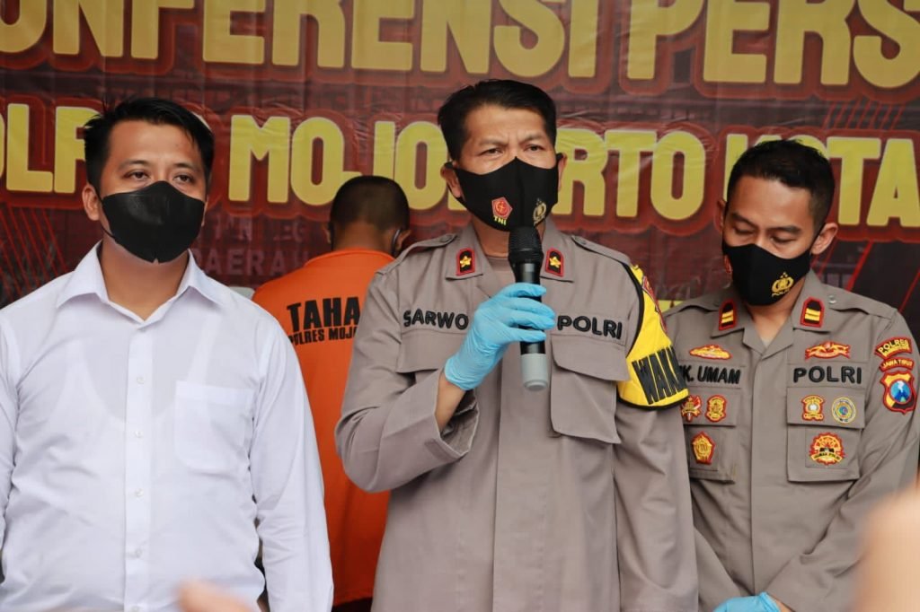 Demi Uang, Suami Rela Jual Istri untuk Layanan Threesome