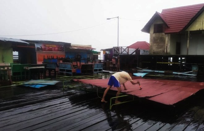 Diterjang Hujan Angin, Atap 7 Kafe di Bontang Kuala Luluh Lantak