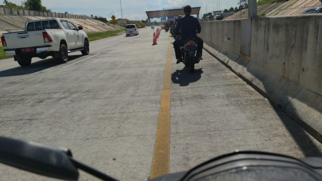 Antisipasi Kendaraan Menumpuk di Mulawarman, Dishub Lakukan Pengalihan Arus ke Tol Manggar