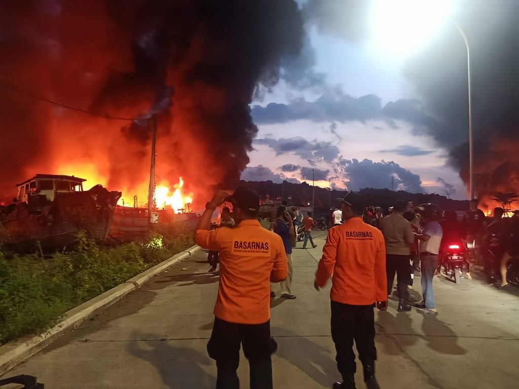 Dermaga Wijayapura Dikejutkan Kapal Nelayan Terbakar
