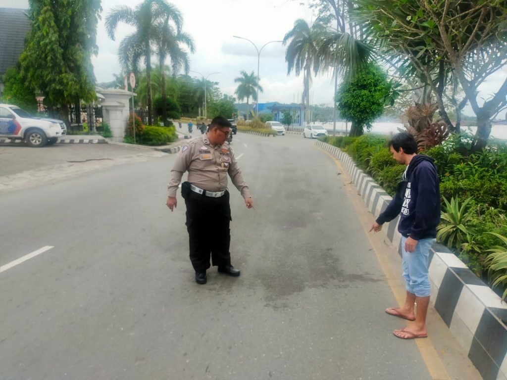 Penyapu Jalan Di Kantor Gubernur Kaltim Ditabrak