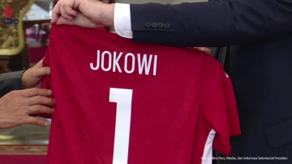 Lakukan Transformasi Sepak Bola Indonesia, Presiden FIFA Hadiahkan Bola dan Jersey Untuk Jokowi