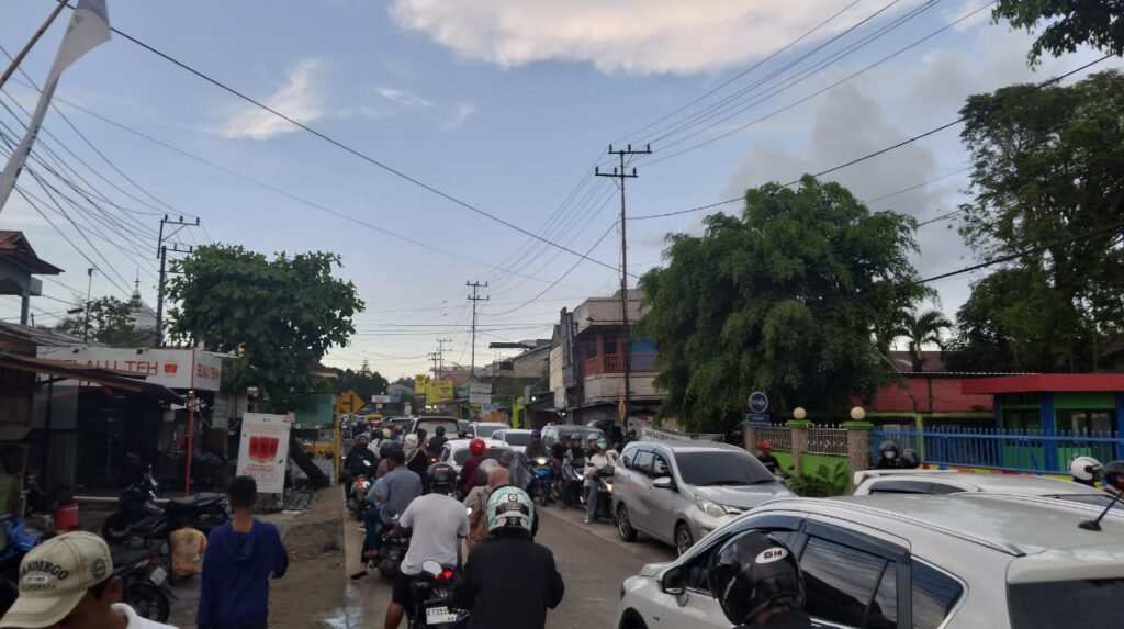 Lebaran Kedua Jalan Suryanata dan MT Haryono Macet Total