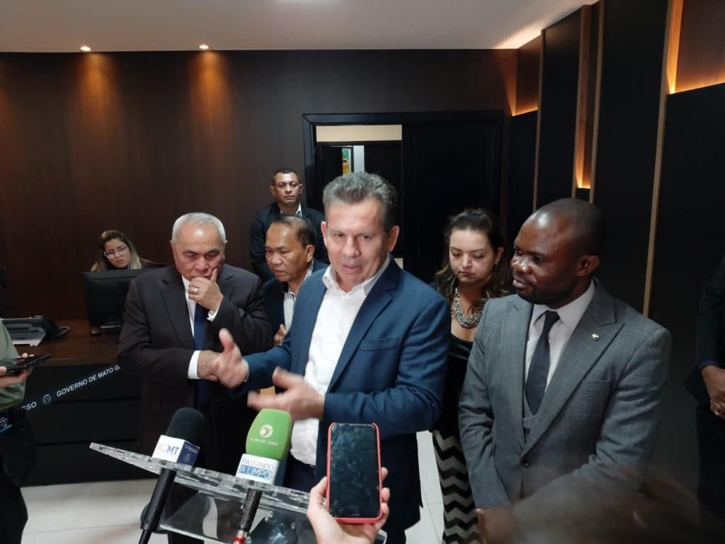 Gubernur Kaltim Diperhatikan Wartawan Brazil