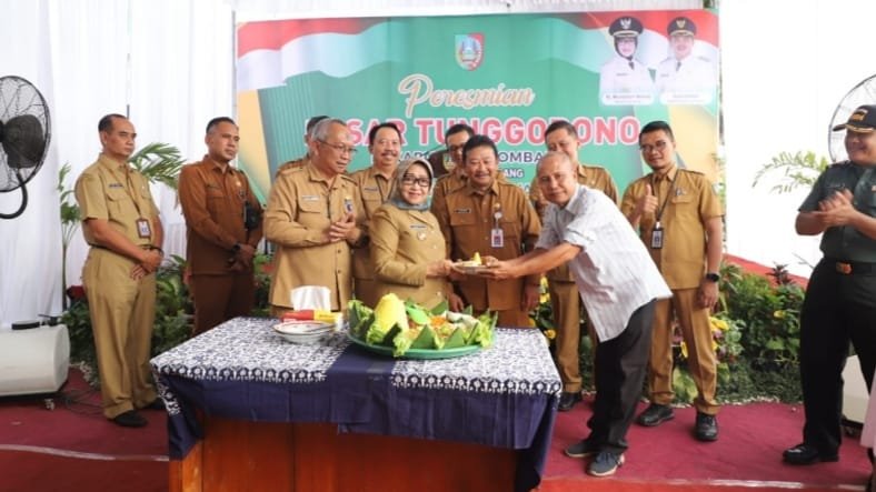 Bupati Mundjidah Resmikan Pasar Loak Tunggorono