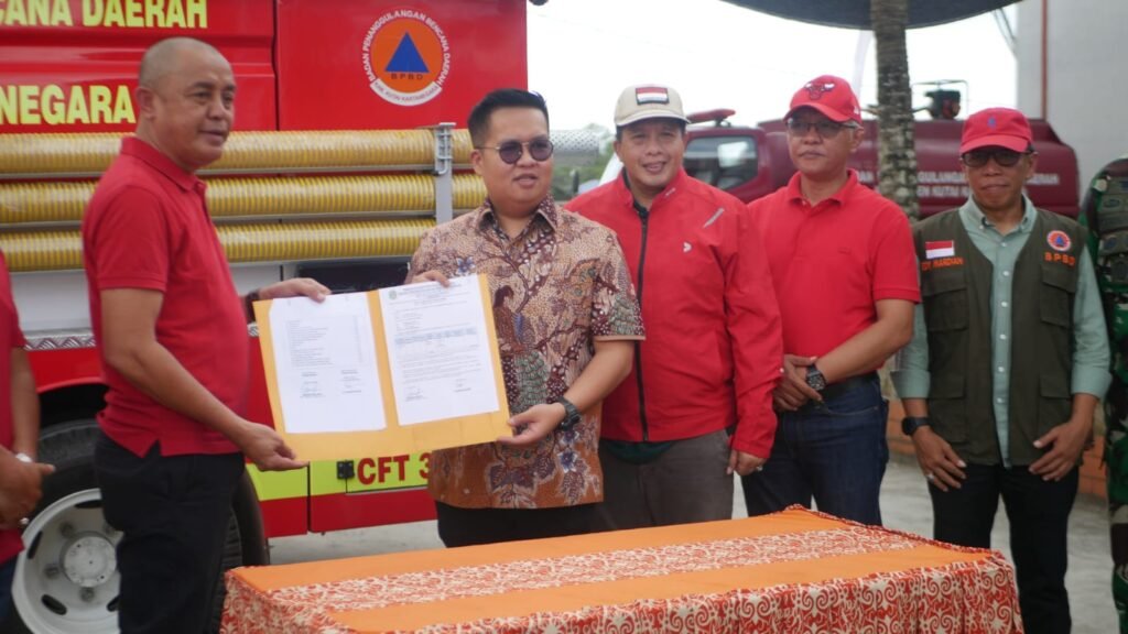 Rendi Serahkan Mobil Damkar Baru, Antisipasi Kebakaran Hutan dan Lahan