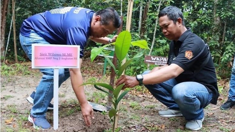 Alumni SMPN 2 Balikpapan Bersama Wakil Ketua DPRD Kaltim, Tanam Pohon di Taman Kota