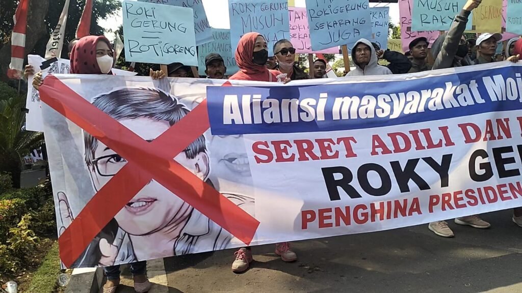 Aksi di Mojokerto, Demontran Minta Rocky Gerung Ditangkap dan Diadili