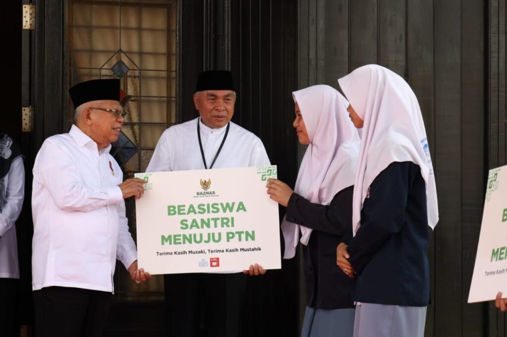 Ma’ruf Amin Bersama Isran Serahkan Biasiswa Kepada Santri Pesantren Nabil Husein