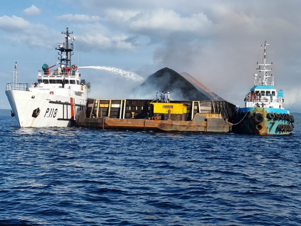 Kapal BG Oceanus 32 Angkut Batubara Dari Samarinda, Terbakar Di Laut Maluku