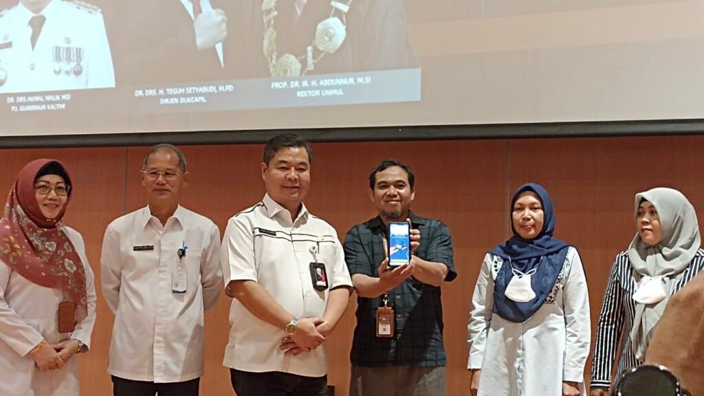 Penjabat (Pj) Gubernur Kalimantan Timur (Kaltim), Akmal Malik mengatakan implementasi Identitas Kependudukan Digital (IKD) dapat dilakukan secara masif untuk meningkatkan kualitas layanan administrasi kependudukan, termasuk penerbitan dan penggunaan KTP-elektronik.