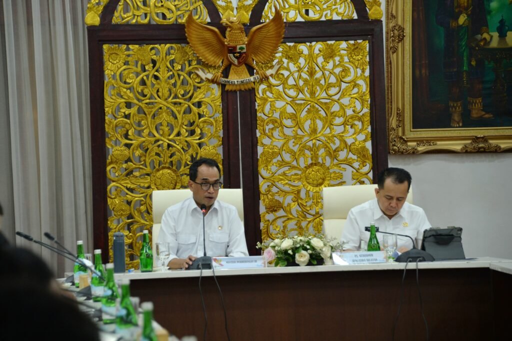 Kemenhub dan Pemprov Sumsel Segera Selesaikan Pembangunan Pelabuhan Tanjung Carat Palembang Menteri Perhubungan Budi Karya Sumadi dan Pj. Gubernur Sumatera Selatan Agus Fatoni, membahas kelanjutkan pembangunan pelabuhan Tanjung Carat, Palembang, Sabtu (14/10/2023).