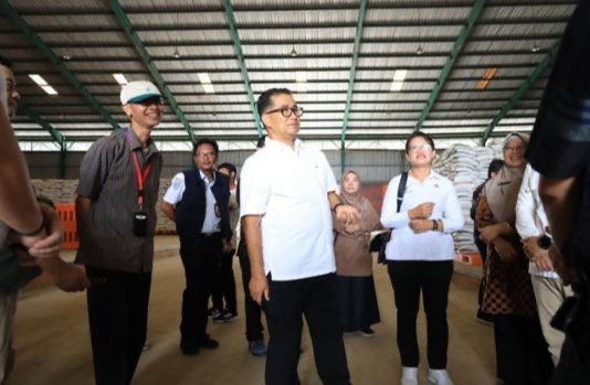 Pj Gubernur: Kebijakan Daerah Penting Guna Wujudkan Kemandirian Pangan Penjabat (Pj) Gubernur Kalimantan Timur (Kaltim), Akmal Malik, mengajak seluruh dinas terkait untuk mengembangkan sentra-sentra produksi pangan dan holtikultura dengan melakukan kolaborasi pemerintah kabupaten dan kota seperti Penajam Paser Utara (PPU) dan Kutai Kartanegara (Kukar)