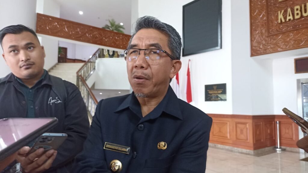 Bupati Kutai Timur (Kutim) Ardiansyah Sulaiman mengungkapkan keprihatinannya terhadap penghapusan tenaga honorer atau tenaga kerja kontrak daerah (TK2D) di sektor pemerintahan.