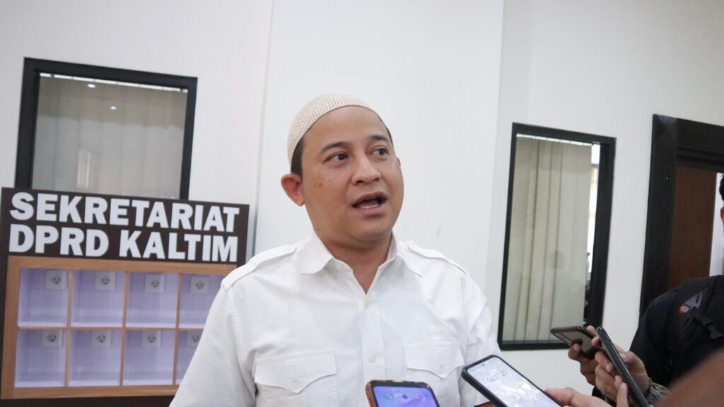 Anggota Komisi II DPRD Kalimantan Timur (Kaltim) Sapto Setyo Pramono, menekankan perlunya Pemerintah Provinsi (Pemprov) Kaltim mengembangkan Energi Baru Terbarukan (EBT) sebagai bagian dari upaya mencapai visi nol emisi karbon pada tahun 2050.