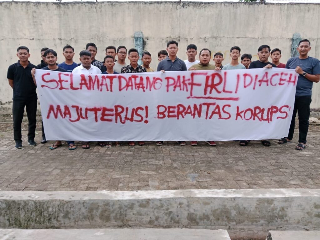 Pemuda Aceh Sambut Kedatangan Ketua KPK Firli Bahuri dalam Semangat Antikorupsi Pemuda dan mahasiswa yang mengklaim diri sebagai Aliansi Pemuda Aceh Melawan Korupsi, menggelar aksi menyambut kedatangan Ketua Komisi Pemberantasan Korupsi (KPK) Firli Bahuri, yang tiba di Bumi Serambi Mekah, Aceh, Selasa (7/11/2023).