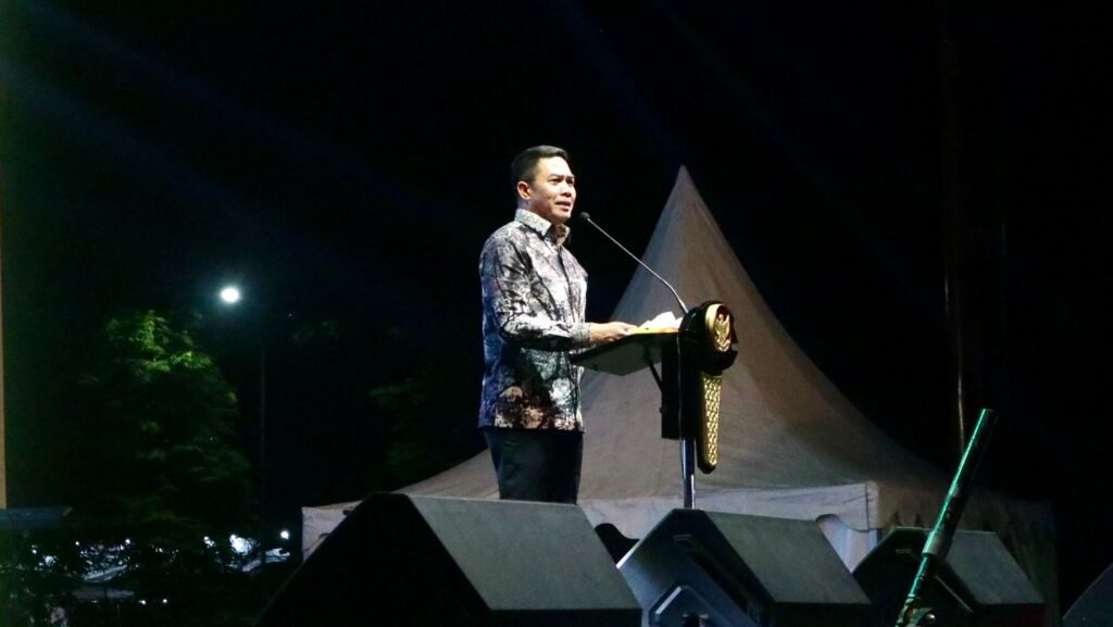 Keberagaman budaya Samarinda sangat kaya. Sungai Mahakam yang membelah Kota Samarinda menjadi saksi sejarah pertumbuhan peradaban kota ini.