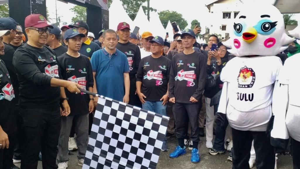 Akmal Malik Ajak Masyarakat Jalan Sehat Sambil Sosialisasikan Pemilu Damai 2024 Penjabat (Pj) Gubernur Provinsi Kalimantan Timur (Kaltim) Akmal Malik membuka secara resmi acara Kesatuan Bangsa dan Politik (Kesbangpol) Expo Milenial Go To Pemilu 2024 dan Jalan Sehat Deklarasi Damai.