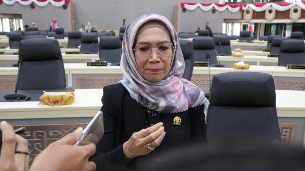 Puji Setyowati mewakili Ketua Komisi IV DPRD Provinsi Kalimantan Timur (Kaltim) Akhmed Reza Fachlevi menyampaikan Peraturan Daerah (Perda) Pengarusutamaan Gender (PUG) ini didukung penuh oleh pihaknya agar dapat dijadikan pedoman dan arah kebijakan dalam strategi pengarusutamaan gender di Kaltim.