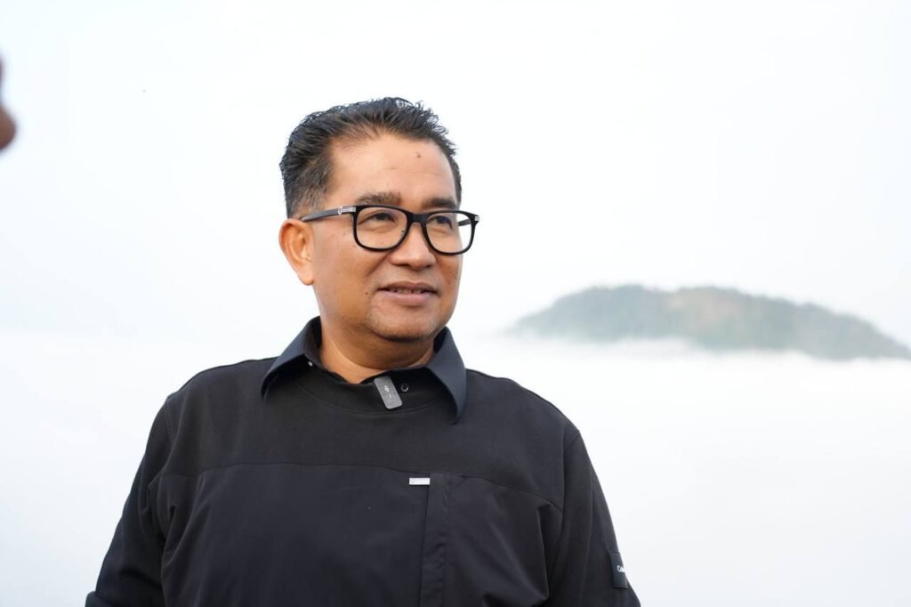 Promosikan Gunung Embun, Pemprov Bakal Gelar Turnamen Paralayang Gubernur Cup 2024 Penjabat (Pj) Gubernur Kalimantan Timur (Kaltim) Akmal Malik mengaku sangat tertarik untuk segera menggelar turnamen Paralayang Gubernur Cup 2024 di Gunung Embun, Desa Luan, Kecamatan Muara Samu, Kabupaten Paser.