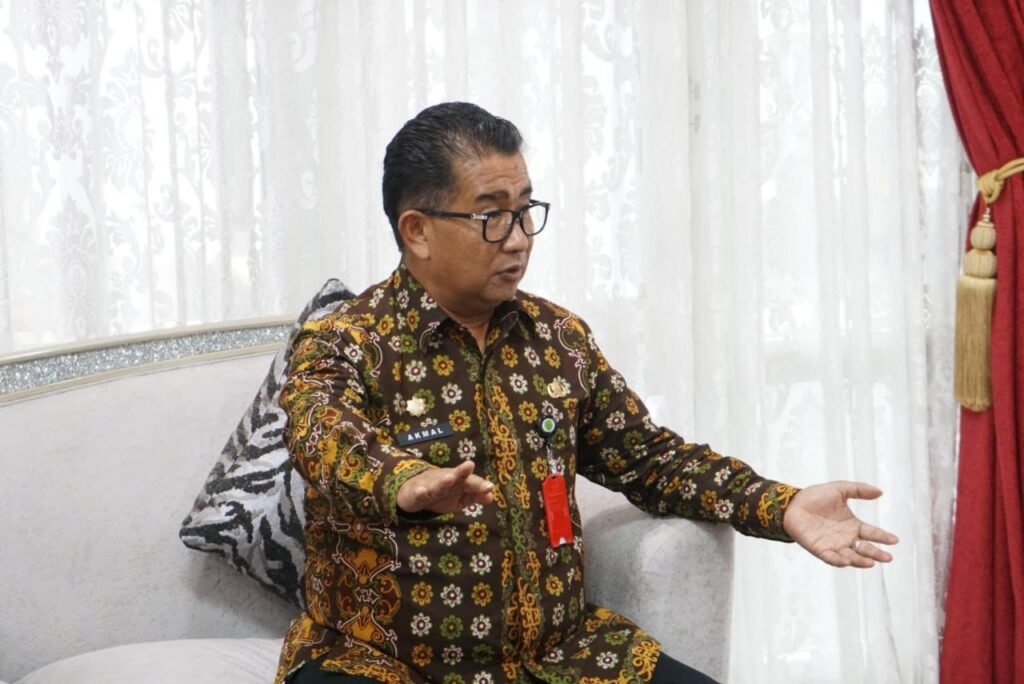 Sudah Siap Ganti Rugi Lahan Warga Palaran, Akmal Malik: Tinggal Nunggu Fatwa MA Penjabat (Pj) Gubernur Kalimantan Timur (Kaltim) Akmal Malik menegaskan kompensasi ganti tanah/lahan 84 kepala keluarga (KK) warga transmigran di Kelurahan Simpang Pasir, Kecamatan Palaran, Samarinda yang mereka perjuangkan sejak puluhan tahun lampau akhirnya segera terwujud.
