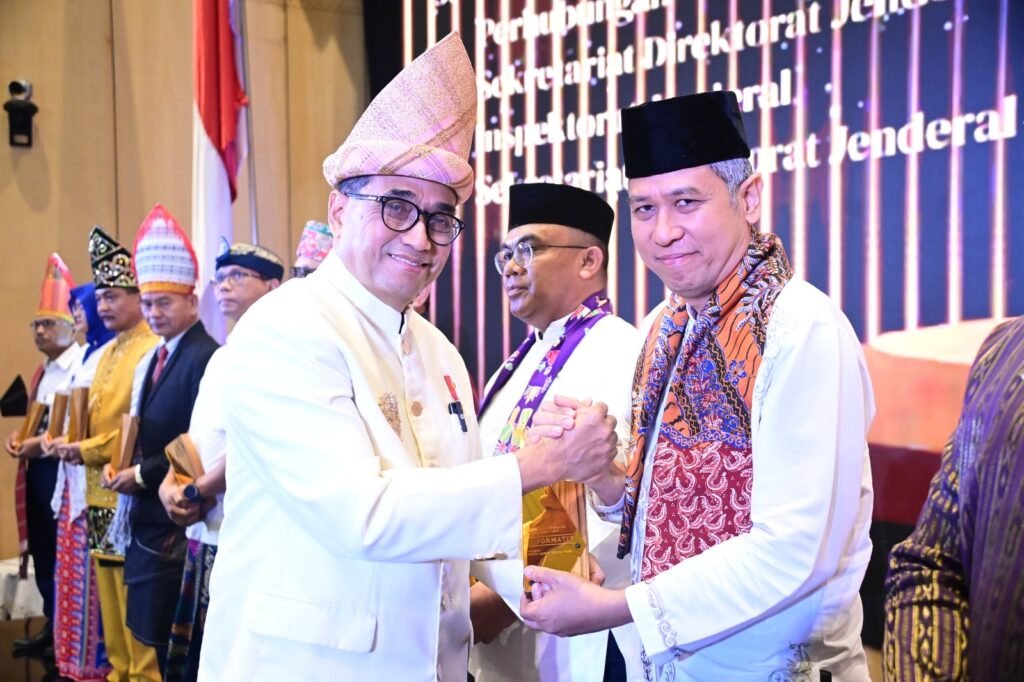 Predikat PPID Setditjen Hubla, Raih Anugerah Standar Layanan Informasi Publik Menteri Perhubungan Budi Karya Sumadi, menyerahkan penghargaan Anugerah Standar Layanan Informasi Publik Tingkat Pejabat Pengelola Informasi dan Dokumentasi (PPID).