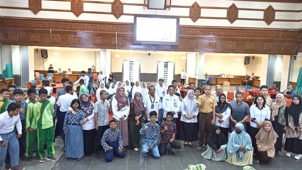 Kutai Timur Maksimalkan Peran Kaum Disabilitas dalam Pemilu 2024 Badan Kesatuan Bangsa dan Politik (Kesbangpol) Kabupaten Kutai Timur (Kutim) menggelar acara Sosialisasi Pendidikan Politik dengan tema "Meningkatkan Peran dan Partisipasi Kaum Disabilitas pada Pemilu Serentak Tahun 2024."