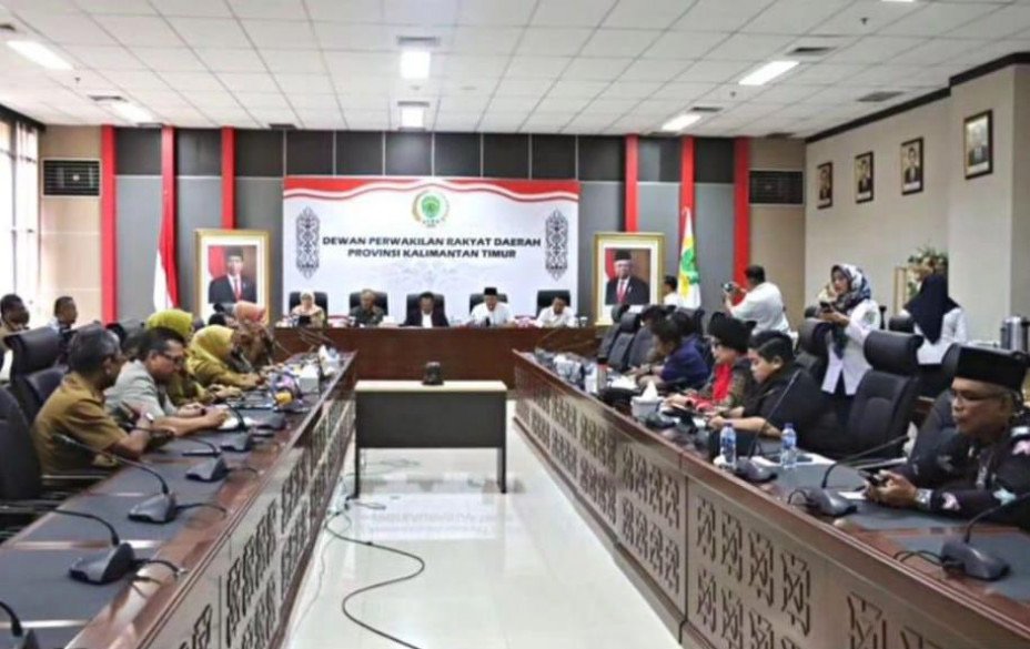 Optimalisasi APBD Kaltim 2023-2024: Respons DPRD dan TAPD terhadap Arahan KPK Rapat Pimpinan DPRD Provinsi Kalimantan Timur (Kaltim) bersama Tim Anggaran Pemerintah Daerah (TAPD) Rapat ini melanjutkan respons terhadap Surat Edaran Ketua Komisi Pemberantasan Korupsi (KPK) Nomor 8 Tahun 2021. Digelar di Gedung E DPRD Kaltim, Senin (20/11/2023).