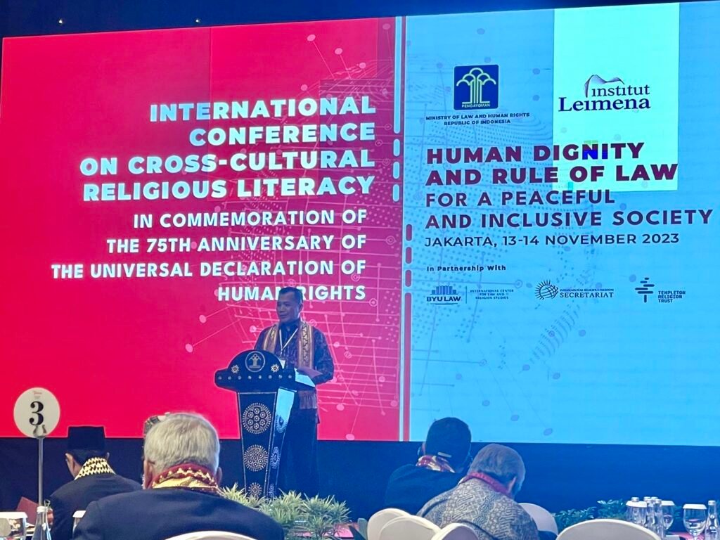 Sedari dulu hingga saat ini, kita tidak bisa lepas dengan sebuah perbedaan, maka dari itu pentingnya literasi keagamaan lintas budaya di dalam masyarakat dunia yang semakin multikultural dan saling terkoneksi satu sama lain.