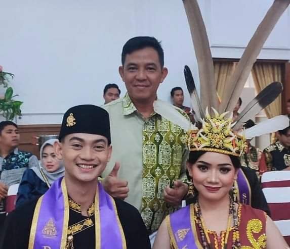 Dera Fiorentina Juara Photogenic di Ajang Putra Putri Budaya Indonesia 2023 Agatha Dera Fiorentina, atau yang akrab disapa Dera, mengukir prestasi gemilang dan berhasil mengharumkan Kalimantan Timur (Kaltim) di kancah Internasional.