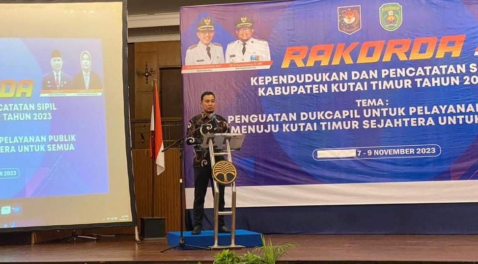 Dukcapil Kutim Pastikan Kelancaran Pelayanan KTP dengan Ketersediaan Blangko yang Cukup Dinas Kependudukan dan Catatan Sipil (Disdukcapil) Kabupaten Kutai Timur (Kutim) memastikan ketersediaan blangko Kartu Tanda Penduduk (KTP) dalam rapat koordinasi dengan camat dan kepala desa se-Kutim di Ball Room Senyiur Hotel, Samarinda, Selasa (7/11/2023).