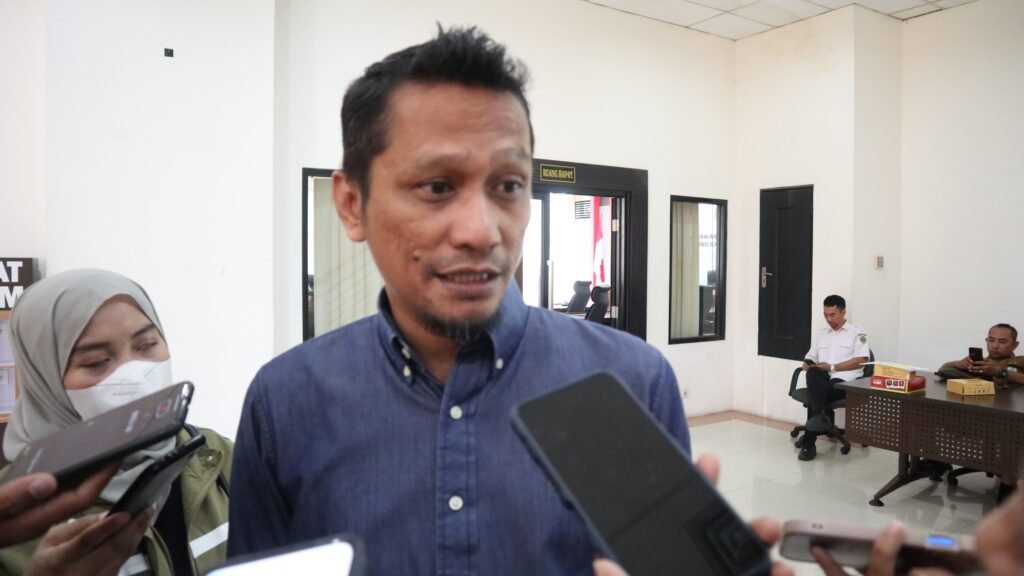 Ketua Komisi II DPRD Kalimantan Timur (Kaltim), Nidya Listiyono, meminta Dinas Perindustrian, Perdagangan, Koperasi, Usaha Kecil dan Menengah (Disperindagkop-UKM) Kaltim untuk bekerja sama dengan pihak yang berwajib (Kepolisian) dalam rangka menjaga inflasi atau kenaikan harga bahan pokok di Kaltim.