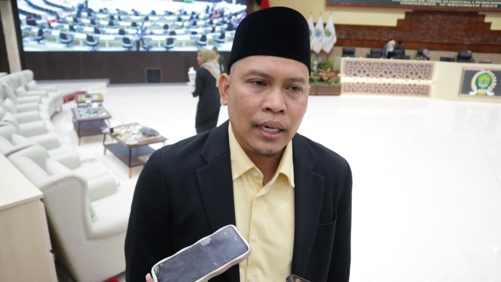 Salehuddin Dorong Provinsi Kaltim Ambil Alih Pengelolaan Jalan untuk Percepatan Pembangunan Untuk percepatan pembangunan dan perbaikan jalan yang berstatus jalan negara di Kalimantan Timur (Kaltim), Anggota Komisi IV DPRD Kaltim berharap status jalan tersebut diserahkan ke Provinsi Kaltim.