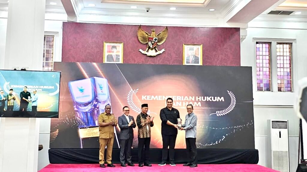 Kementerian Hukum dan Hak Asasi Manusia (Kemenkumham) menerima Penghargaan terbaik ke dua dalam Gerakan Masyarakat Hidup Sehat (Germas) Award Tahun 2023.