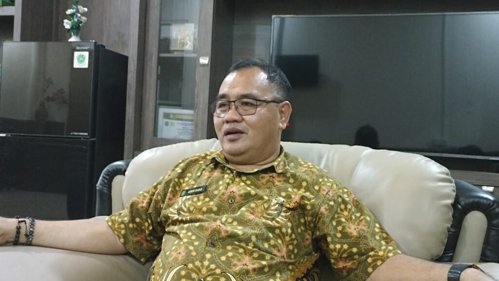 Penghargaan Adipura Target Pemkab Kutai Timur Tahun 2025 Kepala Dinas Lingkungan Hidup (DLH) Kutai Timur, Kalimantan Timur Armin Nazar menegaskan bahwa Penghargaan Adipura telah menjadi target Pemerintah Kabupaten.