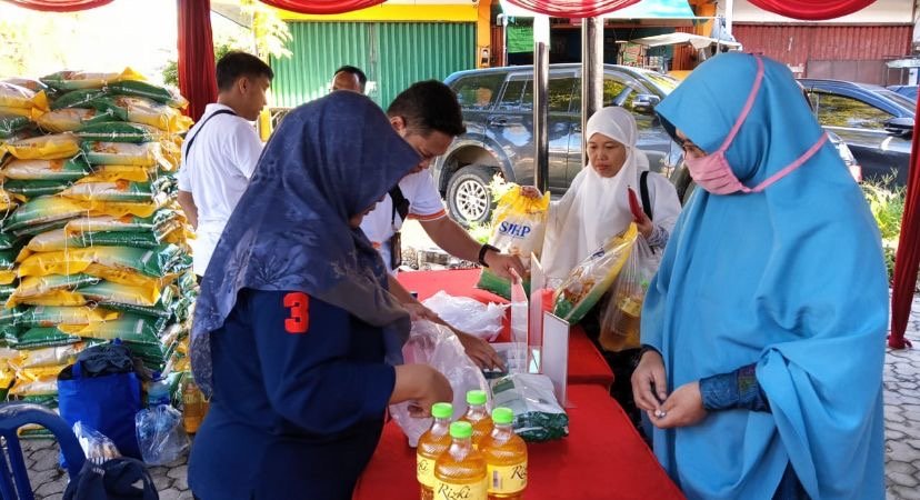 Dukung Rencana Toko Penyeimbang, Akmal Malik Harap Tak Hanya di Pasar Segiri Penjabat (Pj) Gubernur Kalimantan Timur (Kaltim) Akmal Malik mendukung penuh rencana Dinas Perindagkop dan UKM Kaltim menyiapkan toko penyeimbang untuk mengantisipasi inflasi dan lonjakan harga barang kebutuhan pokok.