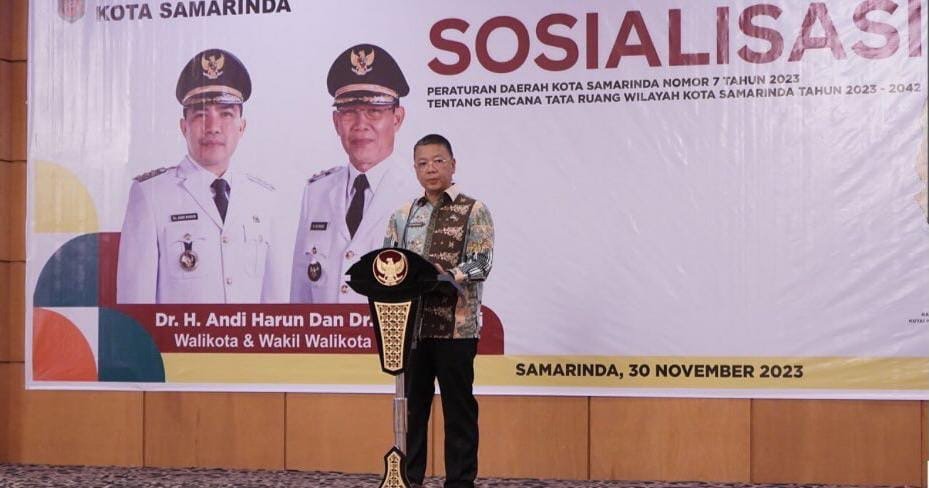 Hero Mardanus Optimis Perda RTRW Atasi Hambatan Investasi di Samarinda Suasana haru dan antusias menggema di Hotel Puri Senyiur, Samarinda, pada Kamis (30/11/2023). Hal itu terjadi ketika Sekretaris Daerah Kota Samarinda, Kalimantan Timur (Kaltim), Hero Mardanus,