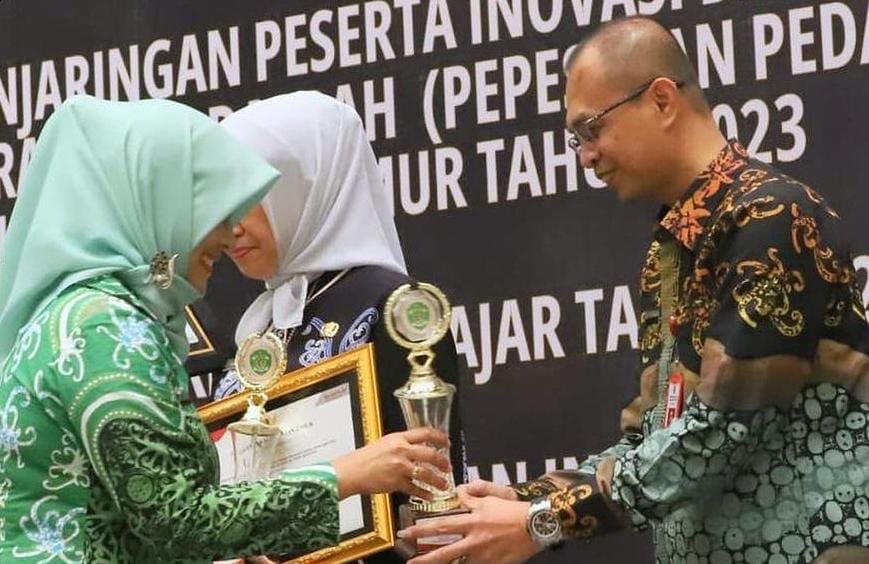 Dinas Perkebunan Kaltim Raih Penghargaan Riset dan Inovasi Melalui ‘Si Calo Kebun’ Dalam kegiatan Lomba Penjaringan Perangkat Daerah Berinovasi dalam Pelayanan Kepada Masyarakat Provinsi Kalimantan Timur Tahun 2023 yang dihelat oleh Badan Riset Daerah (Brida) Kaltim, Dinas Perkebunan Provinsi Kaltim meraih penghargaan melalui inovasi unggulnya, "Si Calo Kebun".