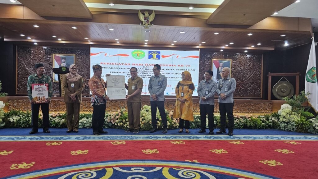 Kantor Wilayah Kementerian Hukum dan HAM (Kemenkumham) Kalimantan Timur (Kaltim) bersama Pemerintah Provinsi (Pemprov) Kaltim dan Kalimantan Utara (Kaltara) memperingati hari Hak Asasi Manusia (HAM) dengan pemberian penghargaan terhadap Kabupaten/Kota Peduli HAM (KKPHAM) periode tahun 2023.