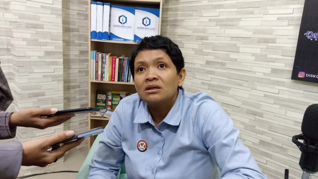 Adji Novita: KPID Kaltim Tegakan Disiplin Penyiaran dengan Sanksi Administratif Bertingkat Komisi Penyiaran Indonesia Daerah (KPID) Provinsi Kalimantan Timur (Kaltim) terus menjaga kedisiplinan lembaga penyiaran di wilayahnya dengan memberlakukan sanksi administratif bertingkat.