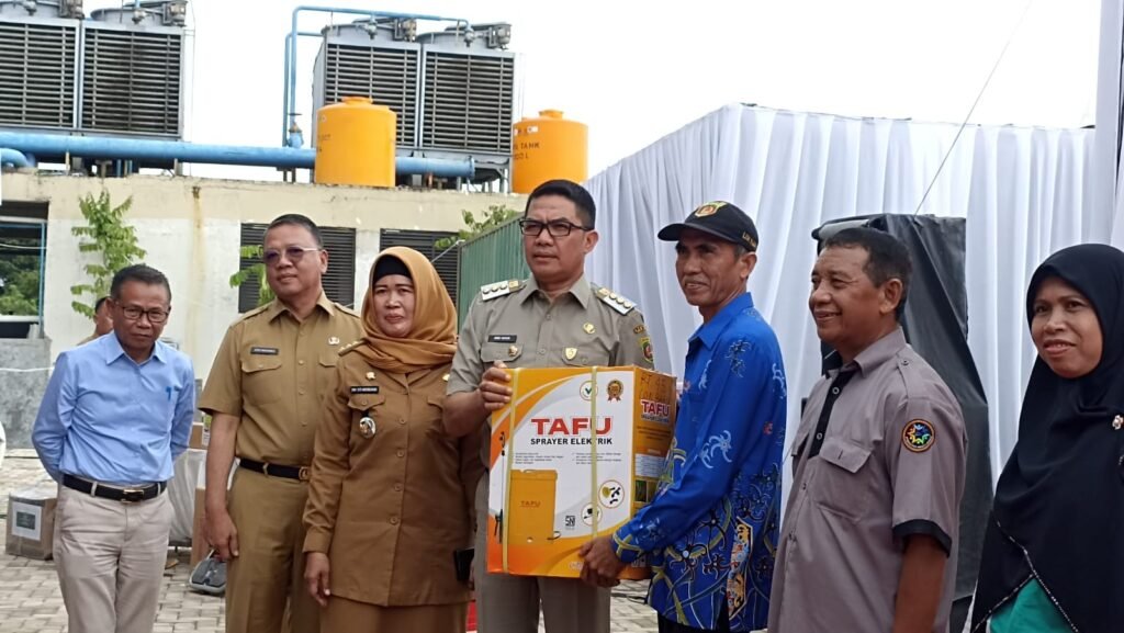 Wali Kota Samarinda Kalimantan Timur Andi Harun, secara simbolis serahkan bantuan Program Pembangunan dan Pemberdayaan Masyarakat (Probebaya) kepada warga penerima manfaat di Kecamatan Sungai Kunjang.
