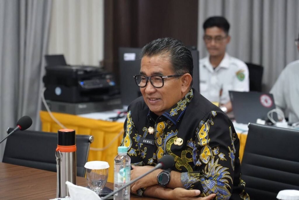 Penjabat (Pj) Gubernur Kaltim Akmal Malik dengan seksama mendengarkan paparan tentang Innovation Regions for a Just Energy Transition oleh Deutsche Gesselschaft fur Internationale Zusammenarbeit (GIZ) Bappeda Provinsi Kaltim.