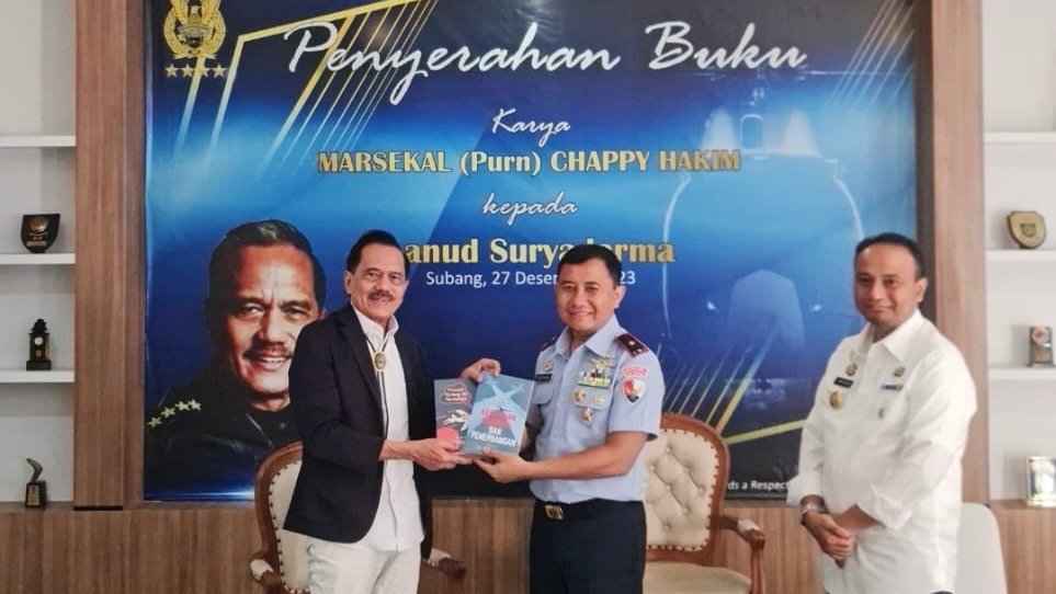 Chappy Hakim Sumbang 50 Buku ke Perpustakaan Lanud Suryadarma Kalijati Subang